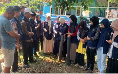 KKN STISNU Ciptakan Warisan Hijau: Gerakan Biopori di Desa Cikondang